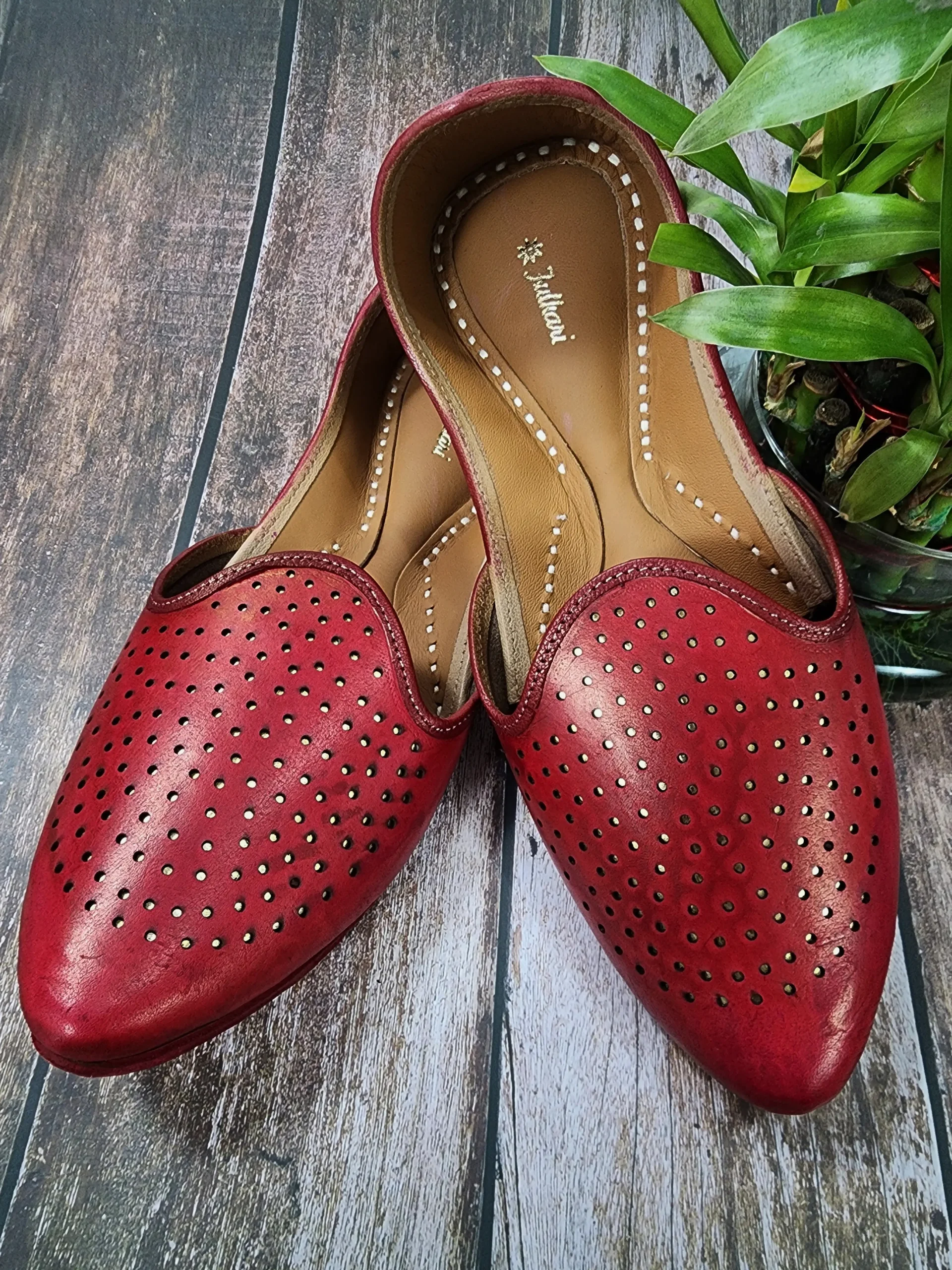 pointed dot red pointed dot red